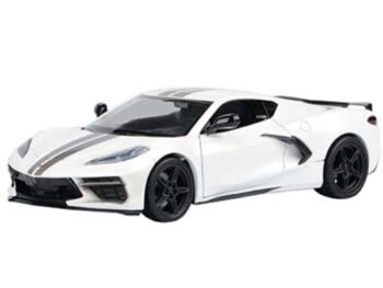 Motormax 79360 2020 Chevrolet Corvette C8 Stingray 1:24 with Black Stripes White