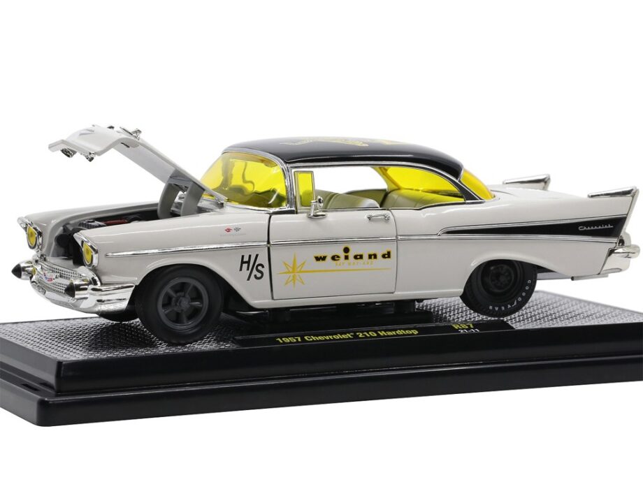 M2 Machines 40300 87A 1957 Chevrolet 210 Hard Top 1:24 Gloss Colonial Creme