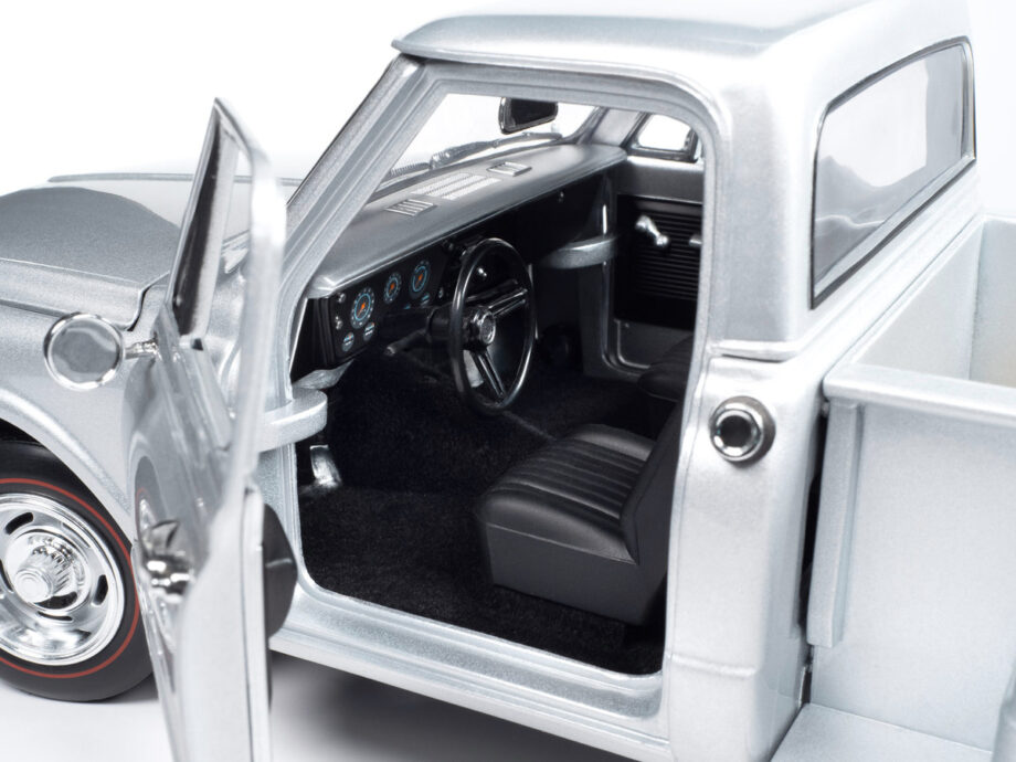 Autoworld AW324 1968 Chevrolet C10 Stepside Pick Up Truck 1:18 Silver