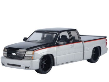 Motormax 79039 2006 Chevy Silverado Extended Cab Custom 1:25 Silver / Black