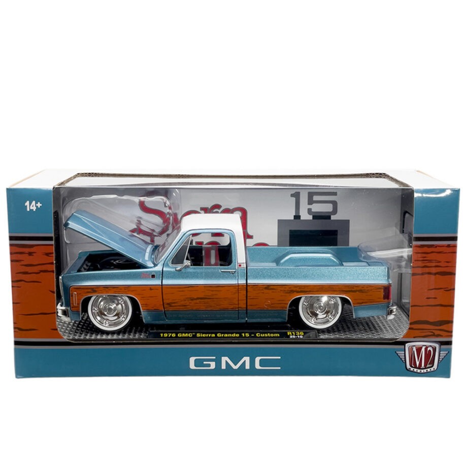 M2 Machines 40300 136 B 1976 GMC Sierra Grande 15 Custom 1:24 Blue Metallic with Wood