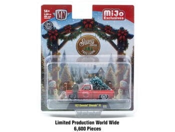 M2 Machines 67500-MJS01 Diorama Sean’s Fresh Tree Farm 1977 Chevrolet Silverado 10 1:64 with Sean Figure ,Christmas tree & Dog