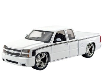 Motormax 79039 2006 Chevy Silverado Extended Cab Custom 1:25 White